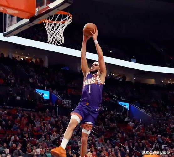 爵士爆冷日本男篮,布克送出助攻 爵士爆冷日本男篮,布克送出助攻