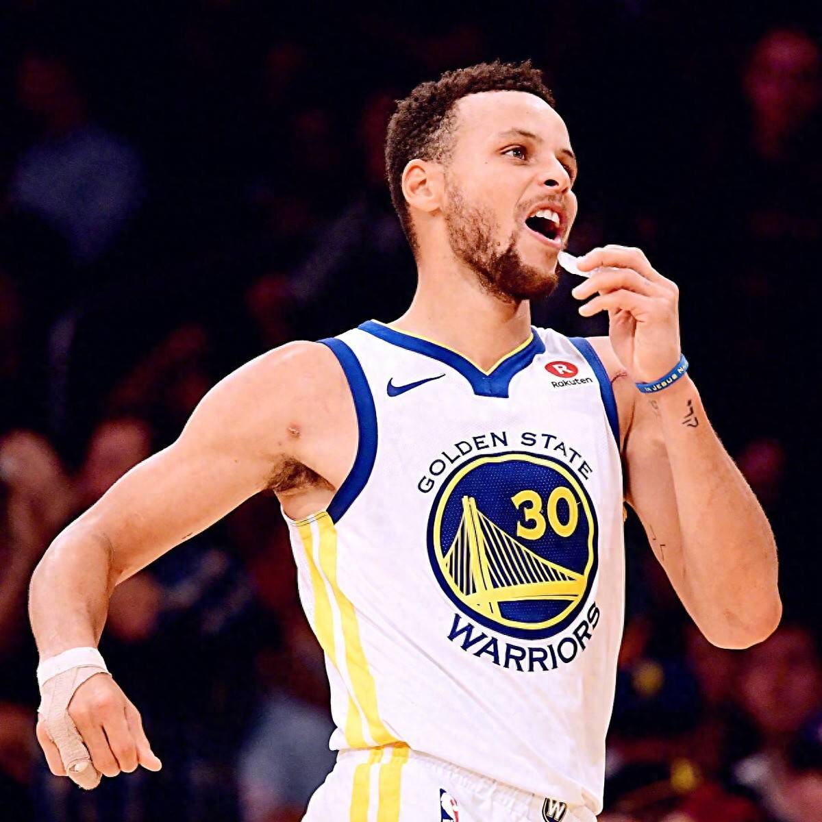 勇士大胜灰熊，库里领衔命中三分球数量飚升的简单介绍