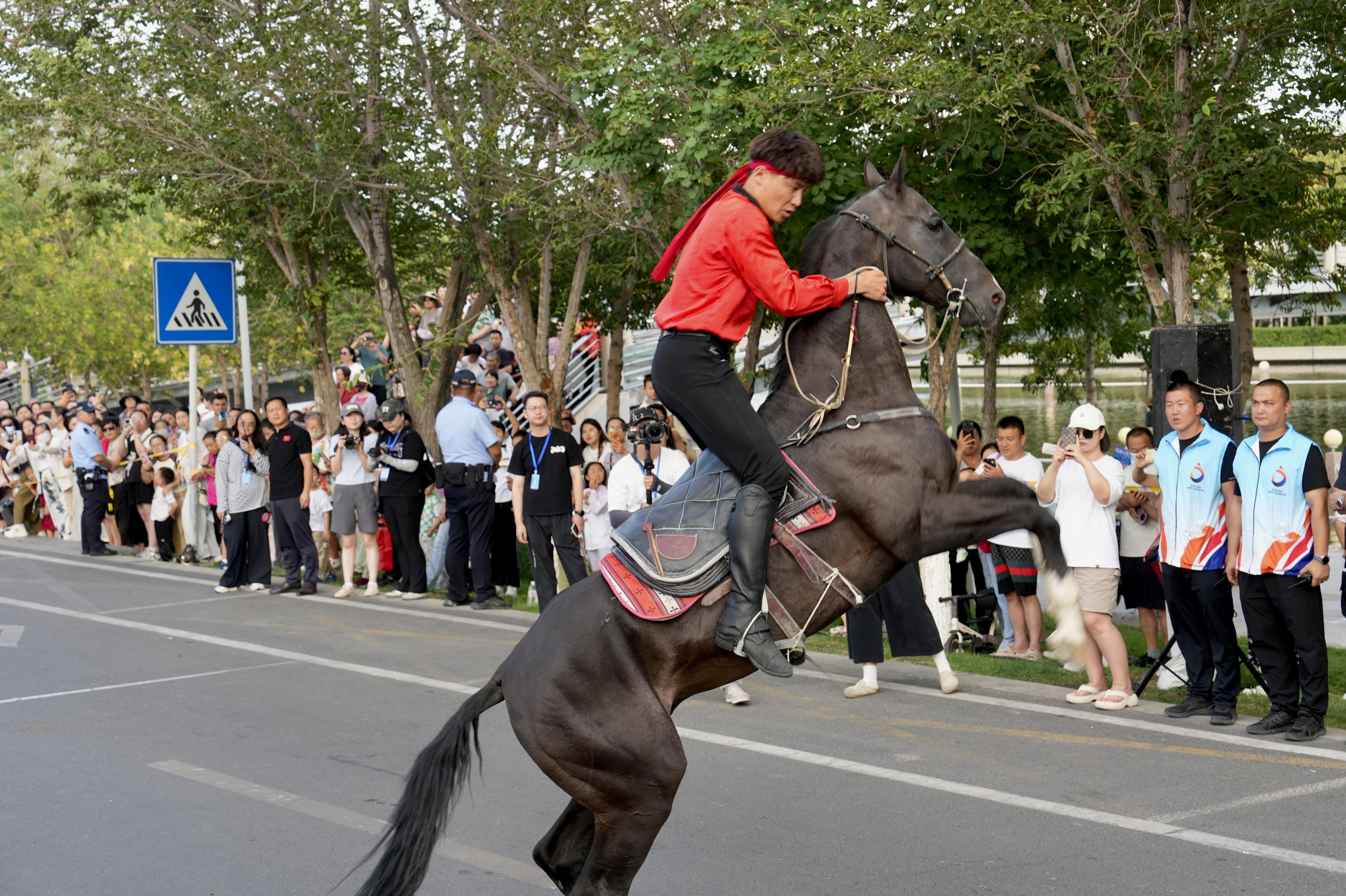获胜球队举行胜利巡游，市民纷纷前来观摩的简单介绍