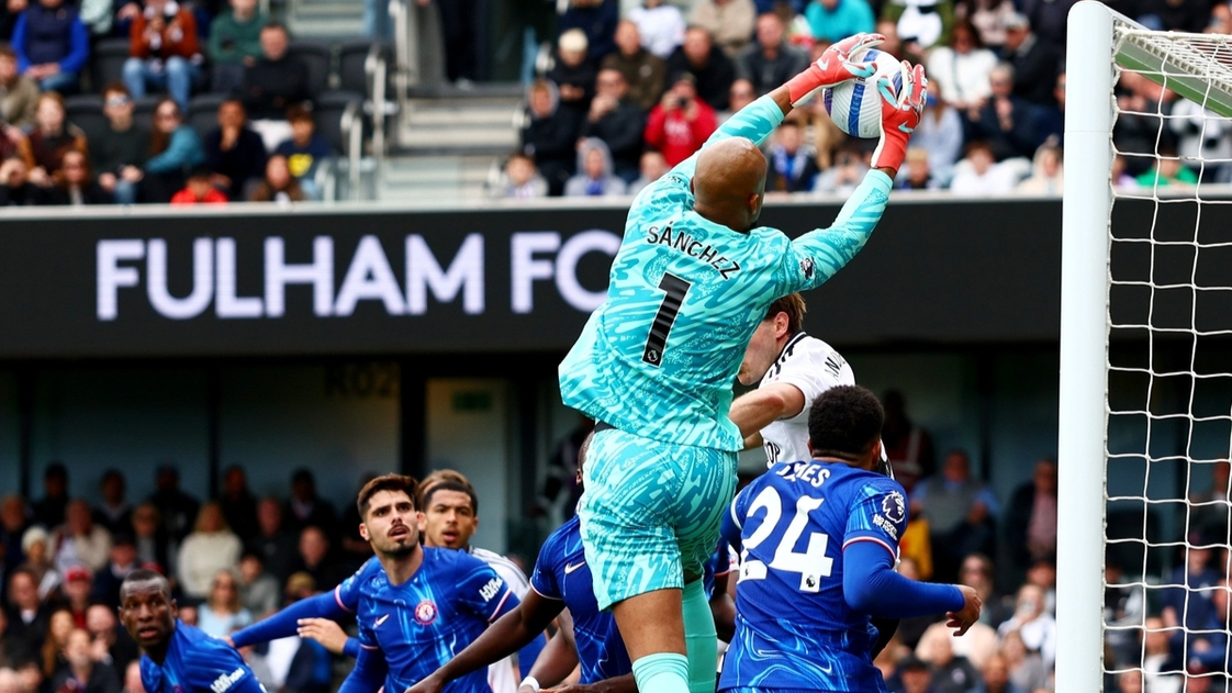 切尔西新引援抵达训练基地，球迷欢呼的简单介绍