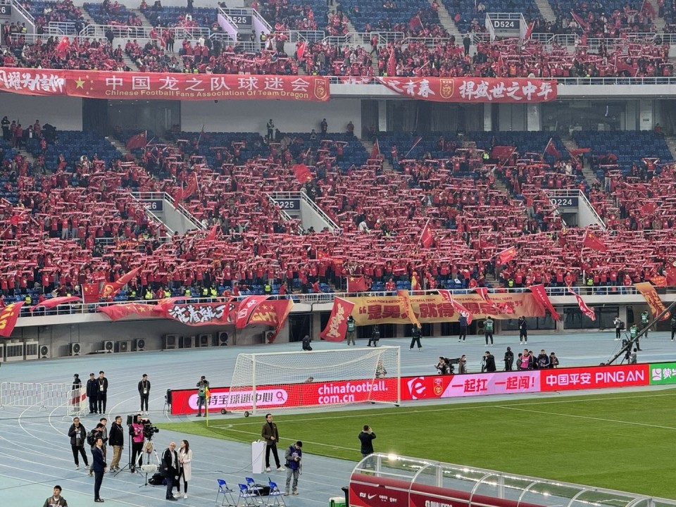 米兰APP下载-关于主场气氛热烈，球迷席上高唱队歌为球队加油的信息