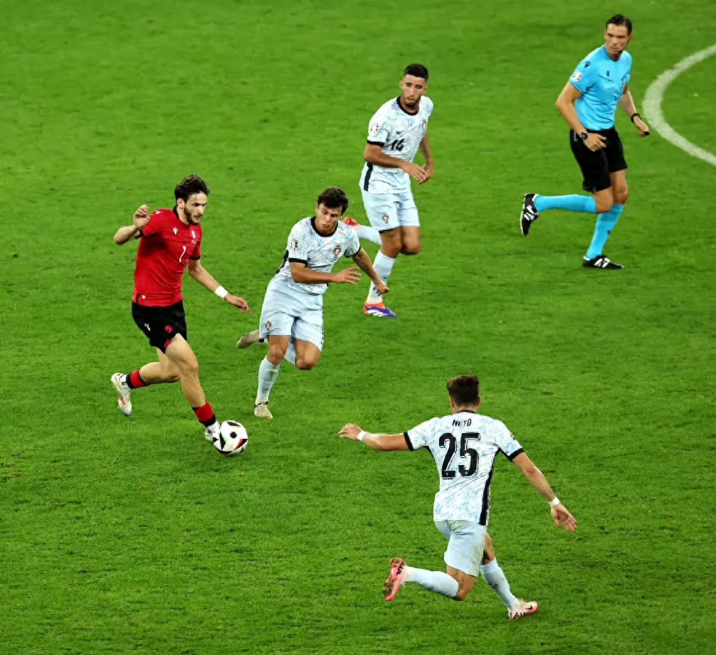 米兰登录入口-欧洲杯赛场纷争不断，备受关注焦点十足的简单介绍