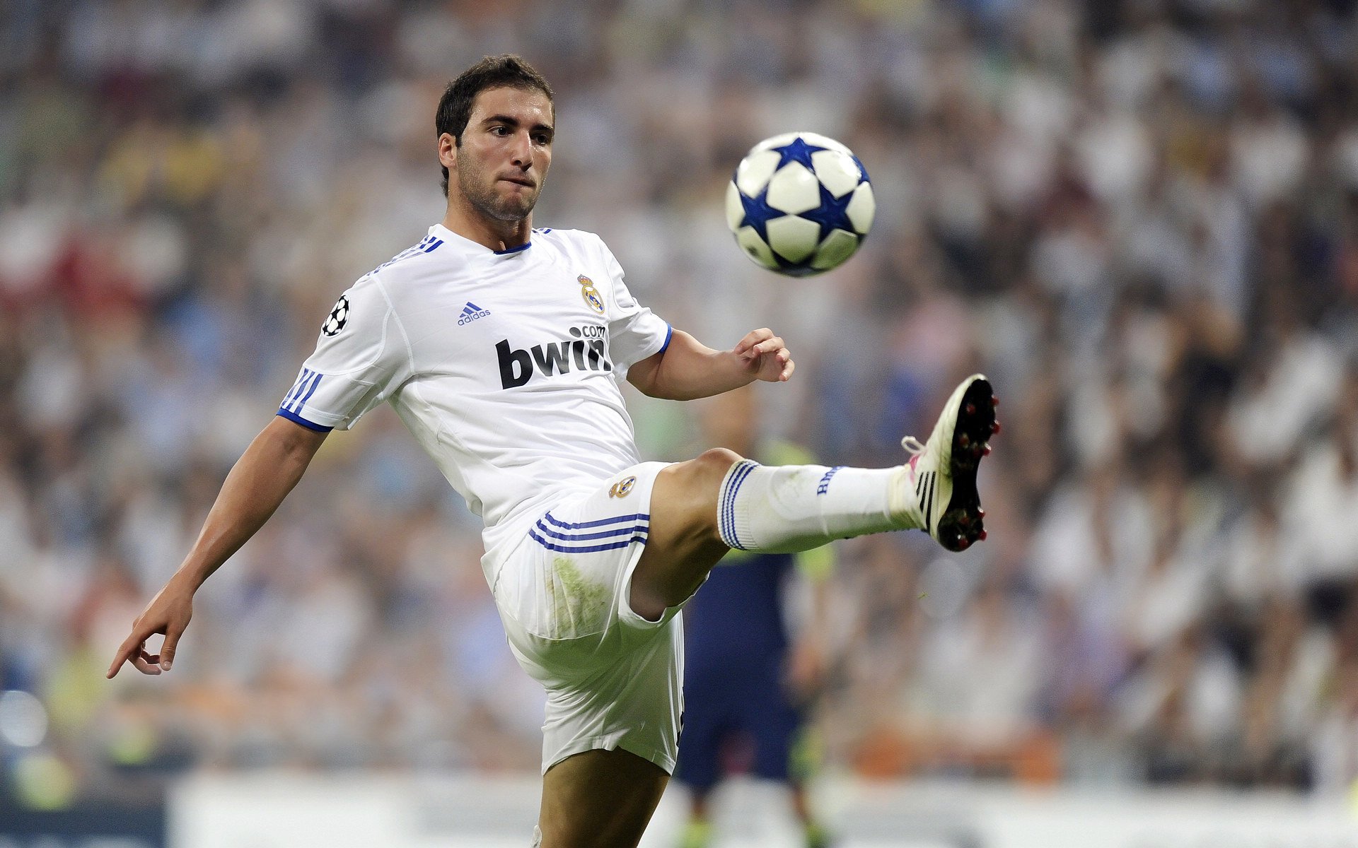 米兰体育官网-欧文节奏魔法降临德甲争冠夜，一场被完全掌控的绿茵交响曲