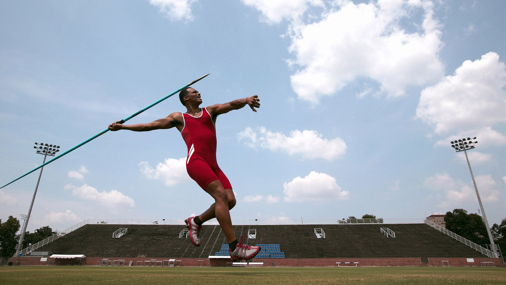 米兰体育下载-里昂横扫巴萨之夜，梅西的惊艳四座，为何成了绝唱的回响？